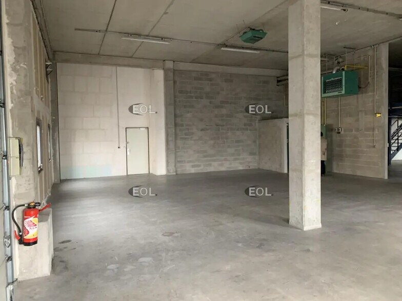 Light Industrial in Villeneuve-la-Garenne to rent - Interior Photo - Image 2 of 26