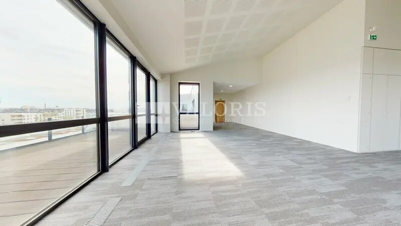 Office in Vénissieux to rent - Building Photo - Image 1 of 9