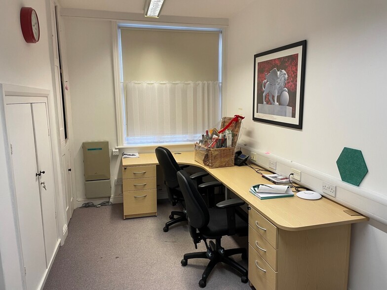 16-17 High St, Tring to rent - Building Photo - Image 2 of 13