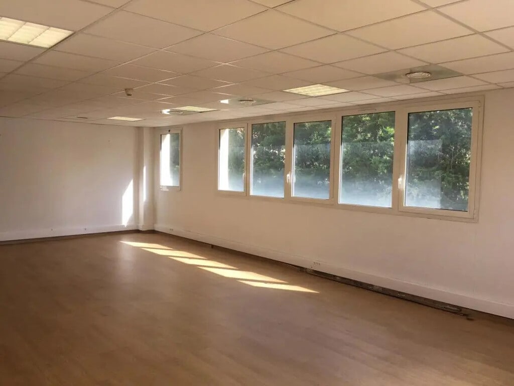 Location Bureaux 58 m² - Photo 1