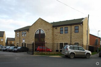 8-9 Bank Sq, Morley for rent Primary Photo- Image 1 of 2