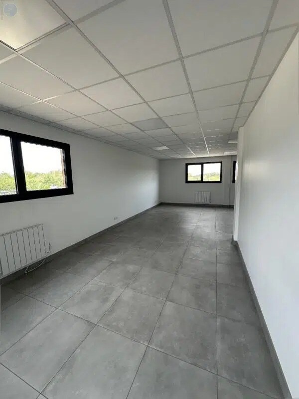 Location Local d'activités 330 m² - Photo 1