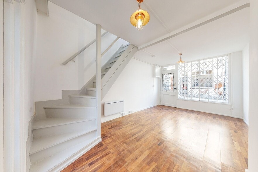 4 Charlton Pl, London to rent - Interior Photo - Image 2 of 13