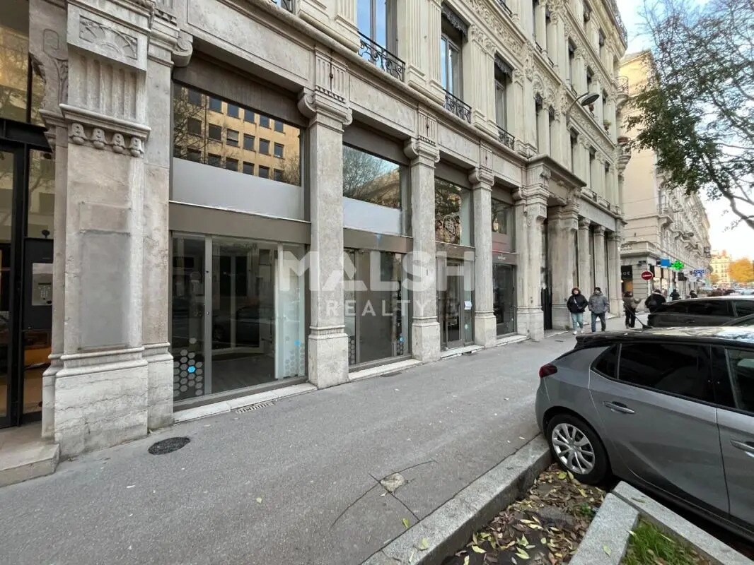 Retail in Lyon to rent Building Photo- Image 1 of 11
