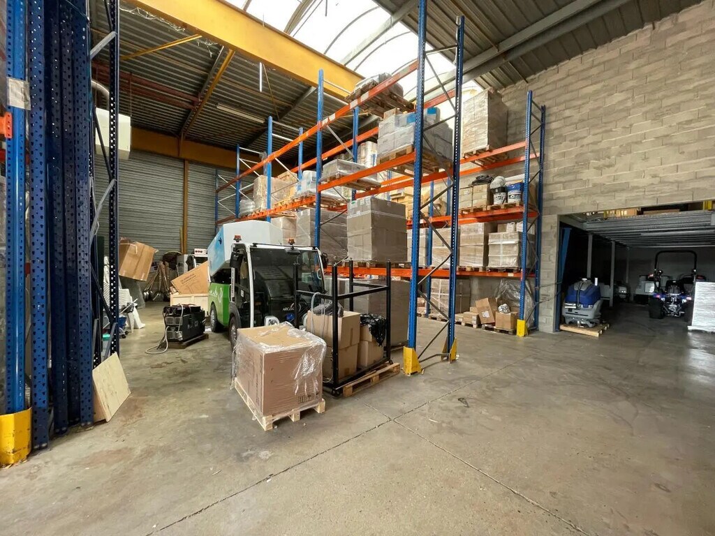 Location Local d'activités 749 m² - Photo 1