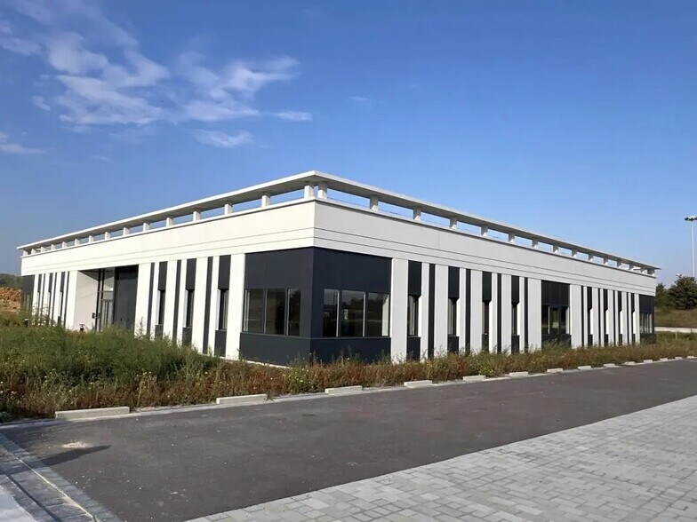 Light Industrial in Élancourt to rent - Building Photo - Image 2 of 8