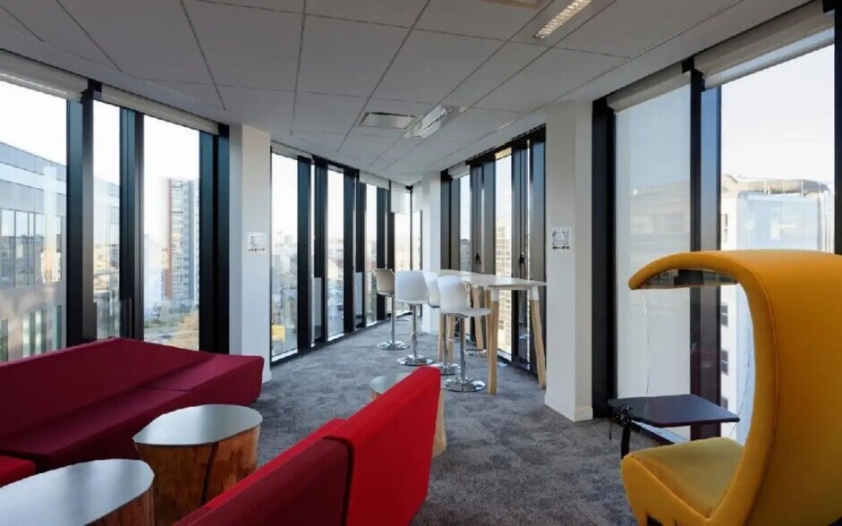 9 Rue Henri Barbusse, Gennevilliers to rent - Building Photo - Image 2 of 4