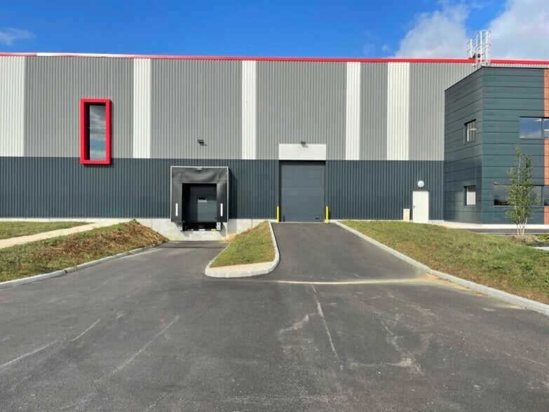 Industrial in Roissy-en-France to rent - Building Photo - Image 1 of 8