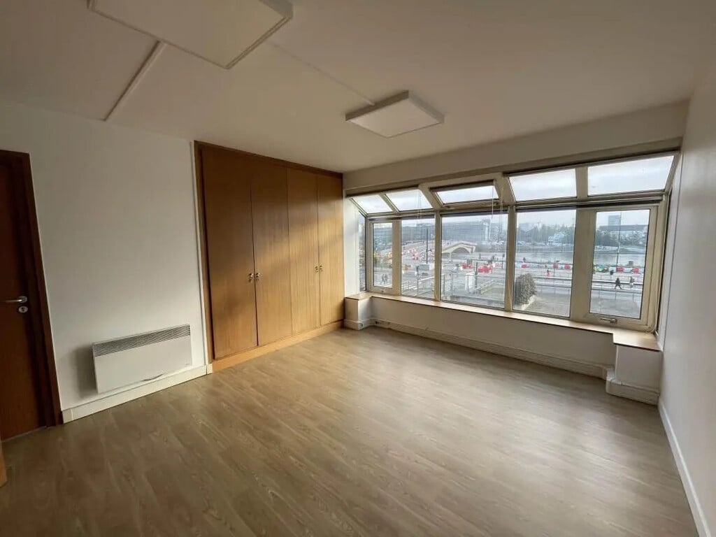 Location Bureaux 227 m² - Photo 1