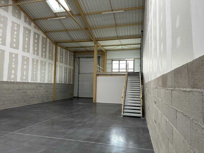225 Avenue Des Marronniers, Bourgoin-Jallieu to rent - Building Photo - Image 3 of 10