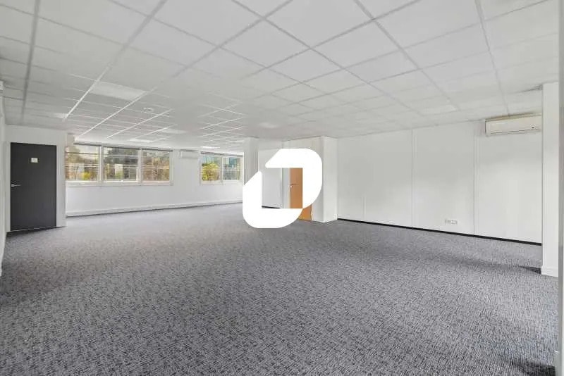 Office in Courbevoie to rent Interior Photo- Image 1 of 9