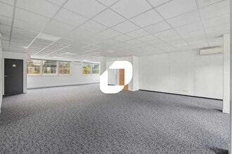 Office in Courbevoie to rent Interior Photo- Image 1 of 9