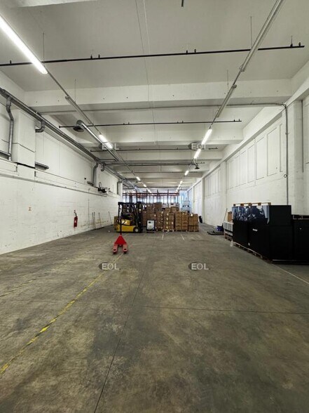 Light Industrial in Montreuil for sale - Interior Photo - Image 3 of 8