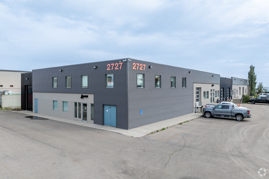 2727-2755 Centre Ave SE, Calgary, AB for rent - Primary Photo - Image 1 of 2