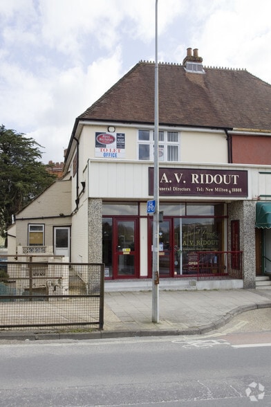 29-29a Station Rd, New Milton to rent - Building Photo - Image 3 of 13