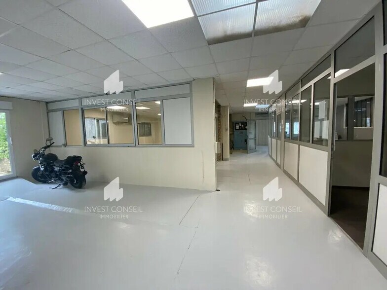 Light Industrial in Éragny to rent - Interior Photo - Image 2 of 11