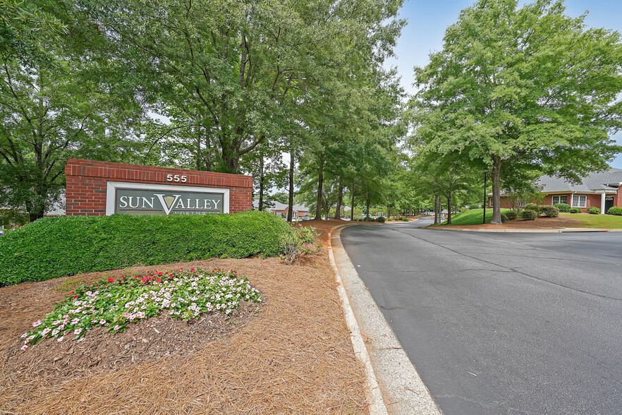 555 Sun Valley Dr, Roswell, GA for rent - Building Photo - Image 2 of 7