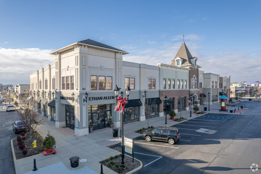 3210-3290 Levis Commons Blvd, Perrysburg, OH for rent - Building Photo - Image 1 of 6