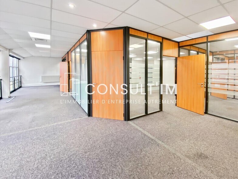 Office in Courbevoie to rent - Interior Photo - Image 2 of 8