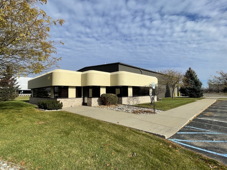 8127 Industrial Park Dr, Grand Blanc, MI for sale - Building Photo - Image 1 of 1