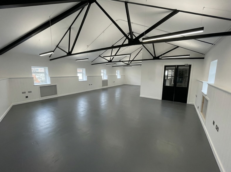 49 Green Lanes, London to rent - Building Photo - Image 1 of 7
