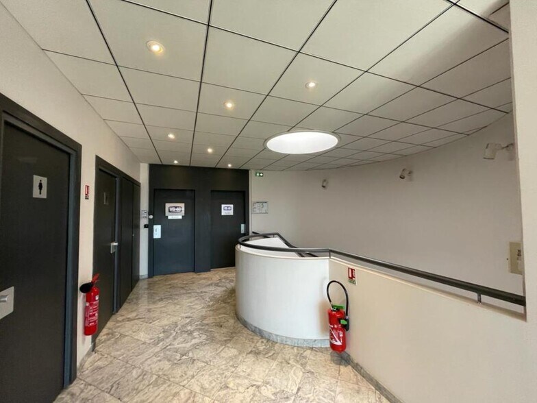 11 Rue Edison, Bron to rent - Lobby - Image 2 of 10