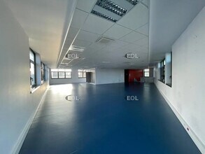 Light Industrial in Noisy-le-Roi to rent Building Photo- Image 2 of 4