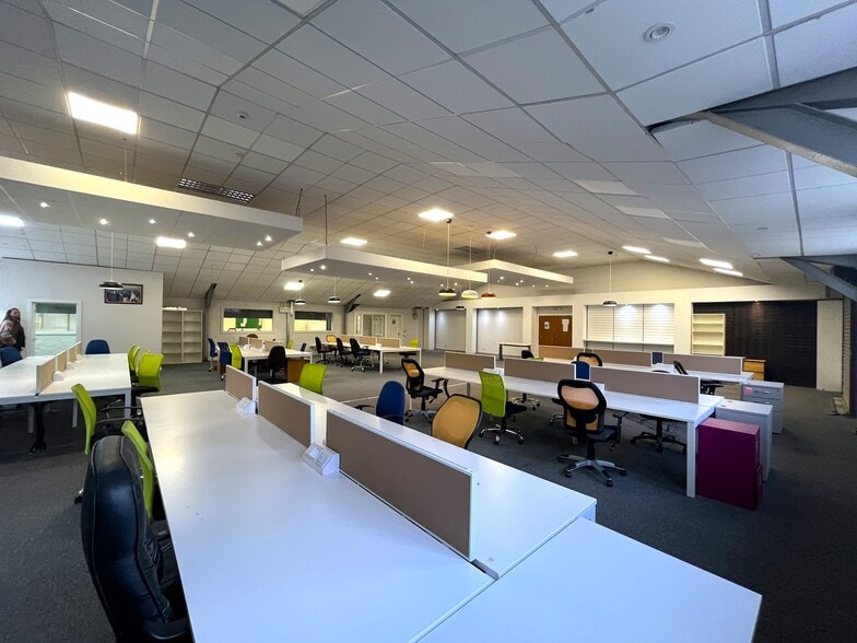 5 Wadsworth Rd, Greenford to rent - Interior Photo - Image 2 of 5