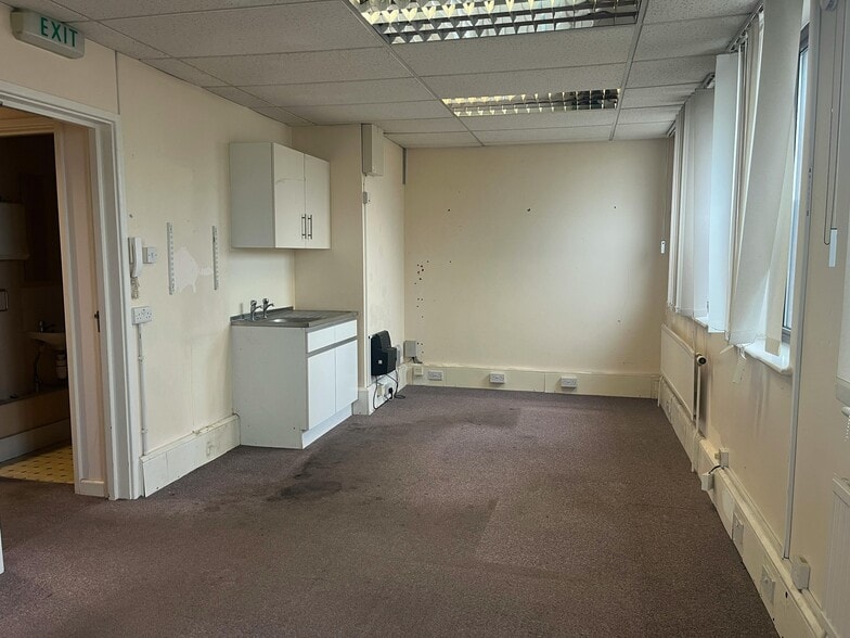 Gatehouse Clos, Aylesbury to rent - Building Photo - Image 2 of 10
