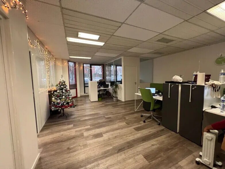 69 Rue De La Belle Etoile, Roissy-en-France to rent - Interior Photo - Image 3 of 16