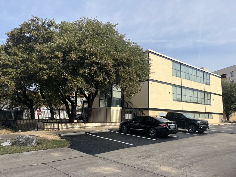 5815 Airport Blvd, Austin, TX for rent - Building Photo - Image 2 of 13