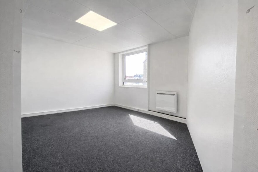 55 Rue Emile Landrin, Boulogne-Billancourt to rent - Interior Photo - Image 3 of 5