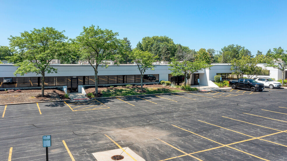 901-939 Parkview Blvd, Lombard, IL for rent - Building Photo - Image 2 of 10