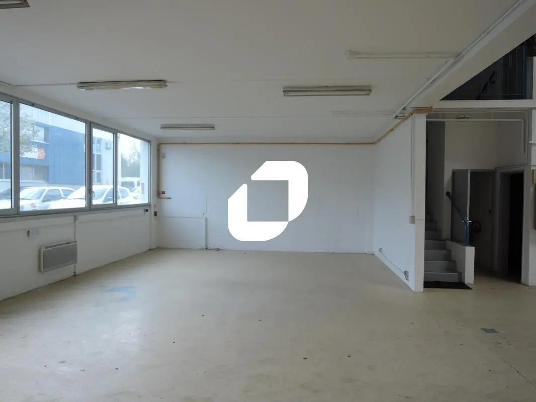 Light Industrial in Champs-sur-Marne to rent Interior Photo- Image 1 of 6