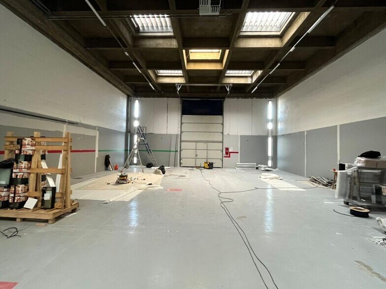 Light Industrial in Rungis to rent - Interior Photo - Image 3 of 11