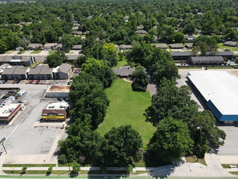 1300 W Lindsey St, Norman, OK for sale - Building Photo - Image 1 of 1