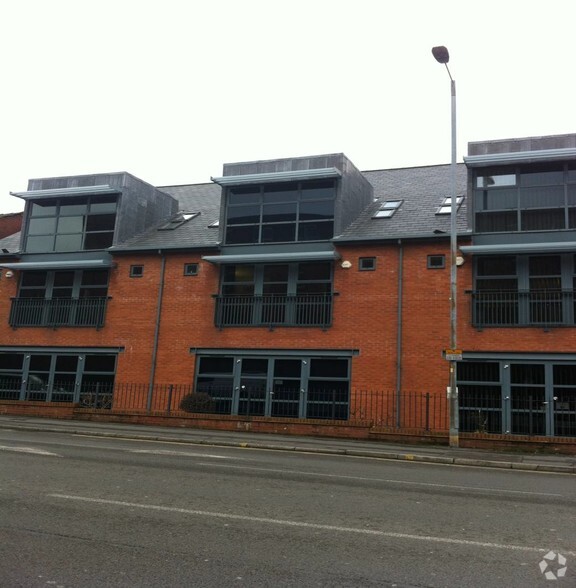 Chorley Old Rd, Bolton for rent - Primary Photo - Image 1 of 2