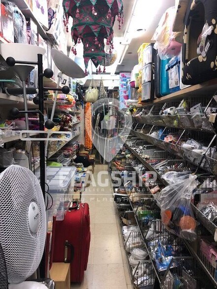 Retail in Boulogne-Billancourt to rent - Interior Photo - Image 2 of 4