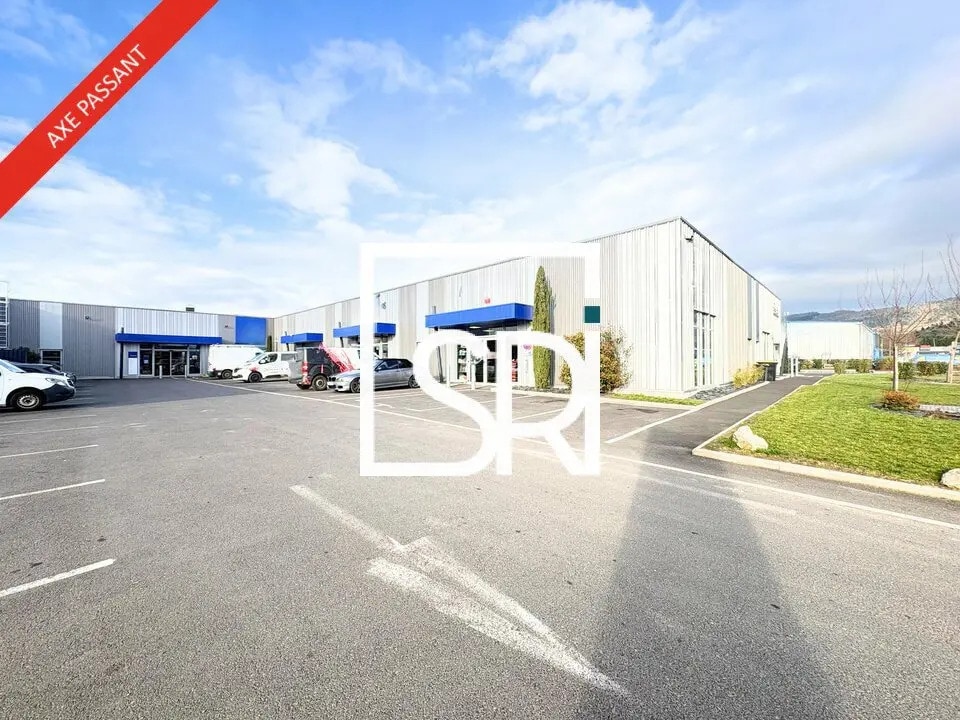 Location Commerce 114 m² à 271 m² - Photo 1