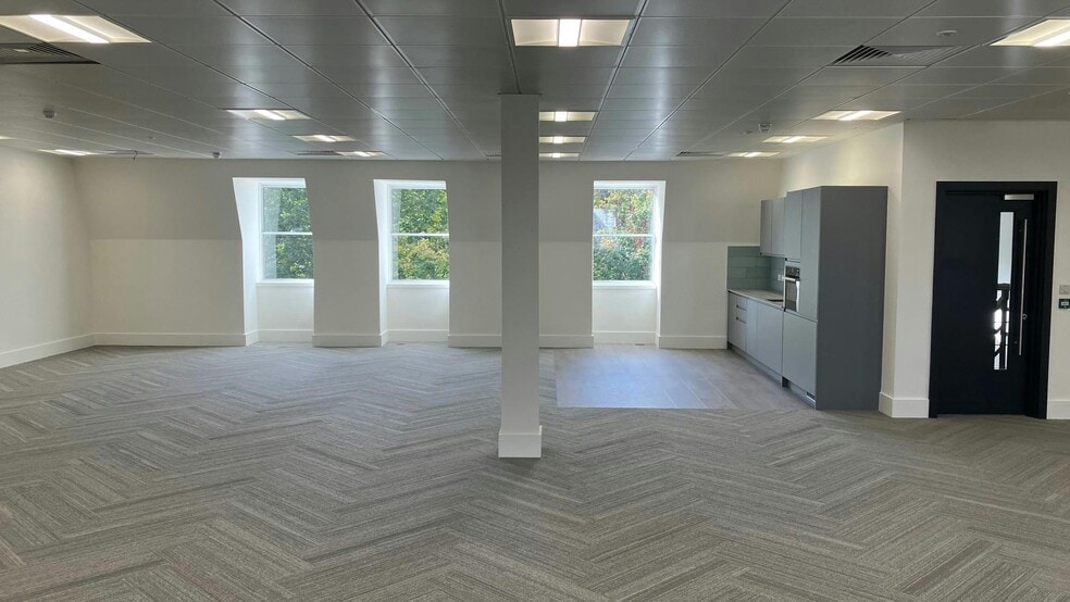 Market Sq, Staines to rent - Interior Photo - Image 2 of 11