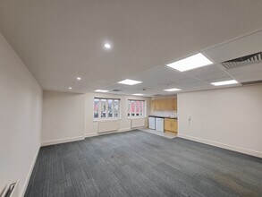 Guildford Rd, West End to rent Interior Photo- Image 2 of 3