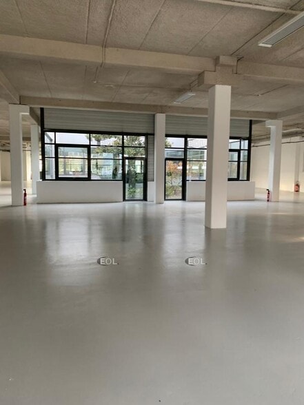Light Industrial in Roissy-en-France to rent - Interior Photo - Image 3 of 5