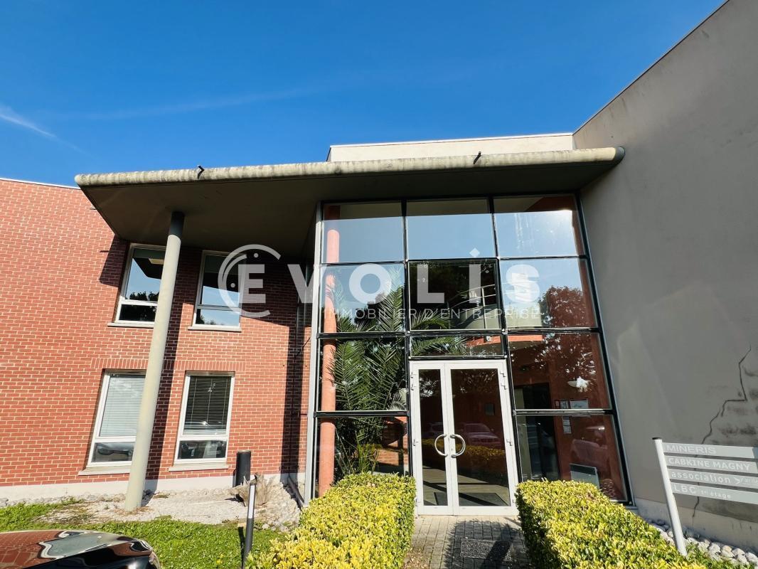 Office in Magny-le-Hongre to rent Building Photo- Image 1 of 10