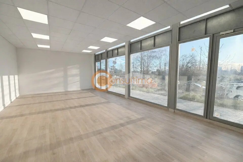 Retail in Bordeaux to rent Interior Photo- Image 1 of 5