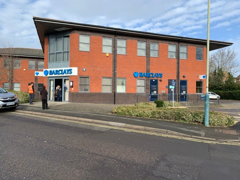 1 Rivenhall Rd, Swindon to rent - Primary Photo - Image 1 of 3