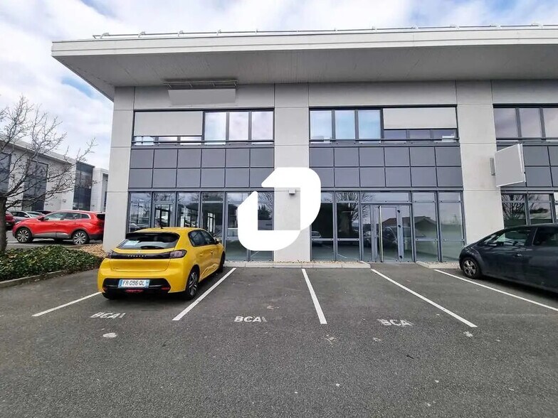 Office in Villefranche-sur-Saône to rent - Building Photo - Image 2 of 14