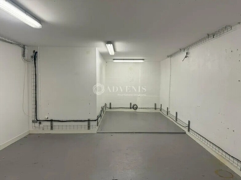 Light Industrial in Vanves to rent - Interior Photo - Image 3 of 5