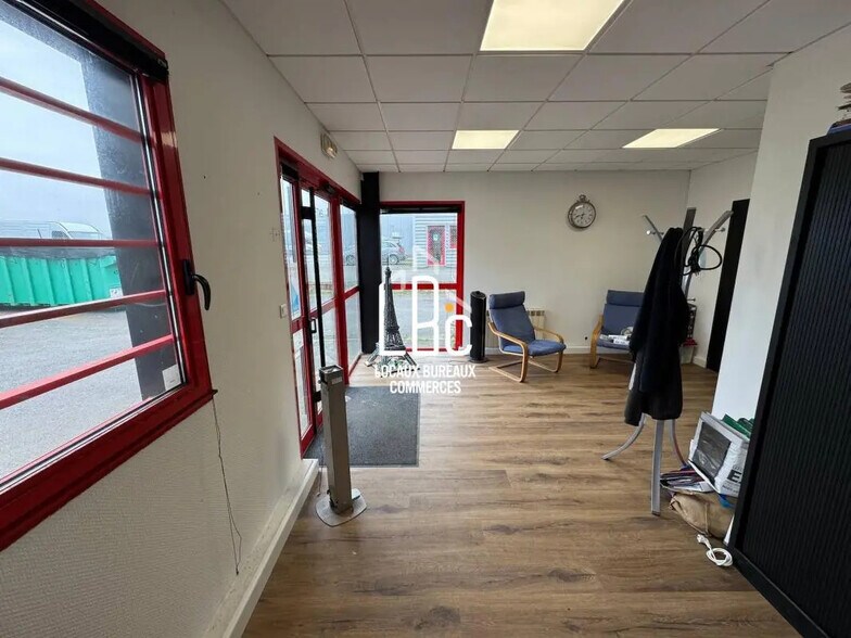 7 Rue Des Frères Lumière, Saint-Hilaire-de-Chaléons to rent - Building Photo - Image 3 of 18