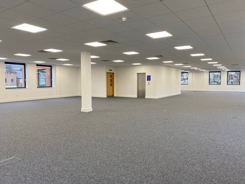 106 High St, Crawley to rent - Interior Photo - Image 2 of 3