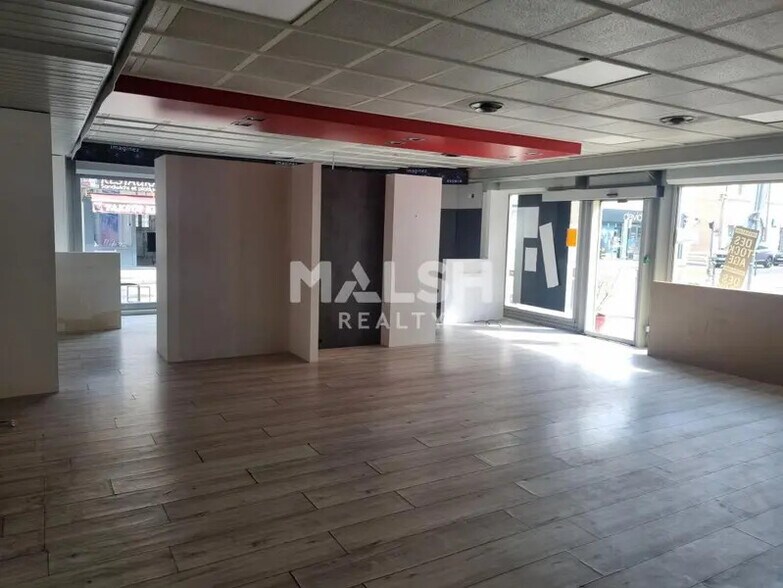 Retail in Saint-Priest to rent - Interior Photo - Image 1 of 3